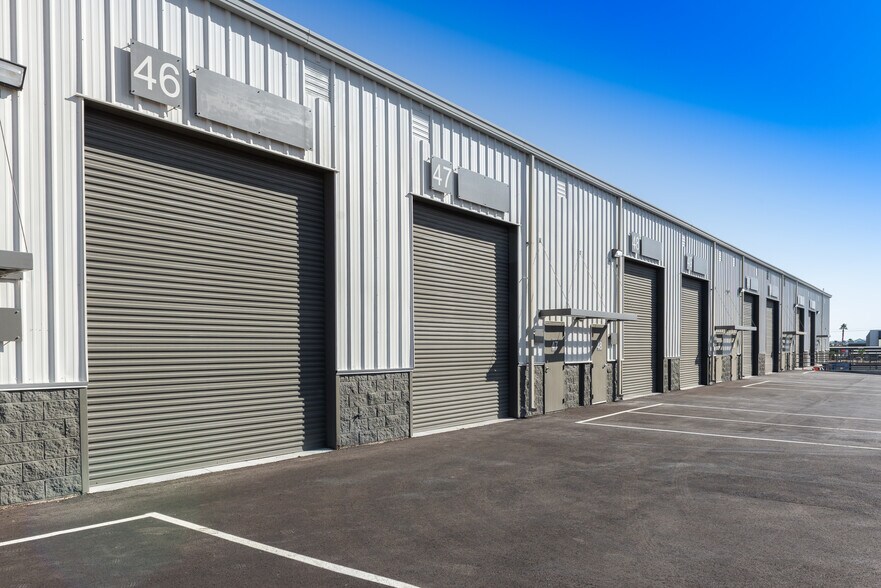 6325 S Pecos Rd, Las Vegas, NV à louer - Photo du bâtiment - Image 2 de 5