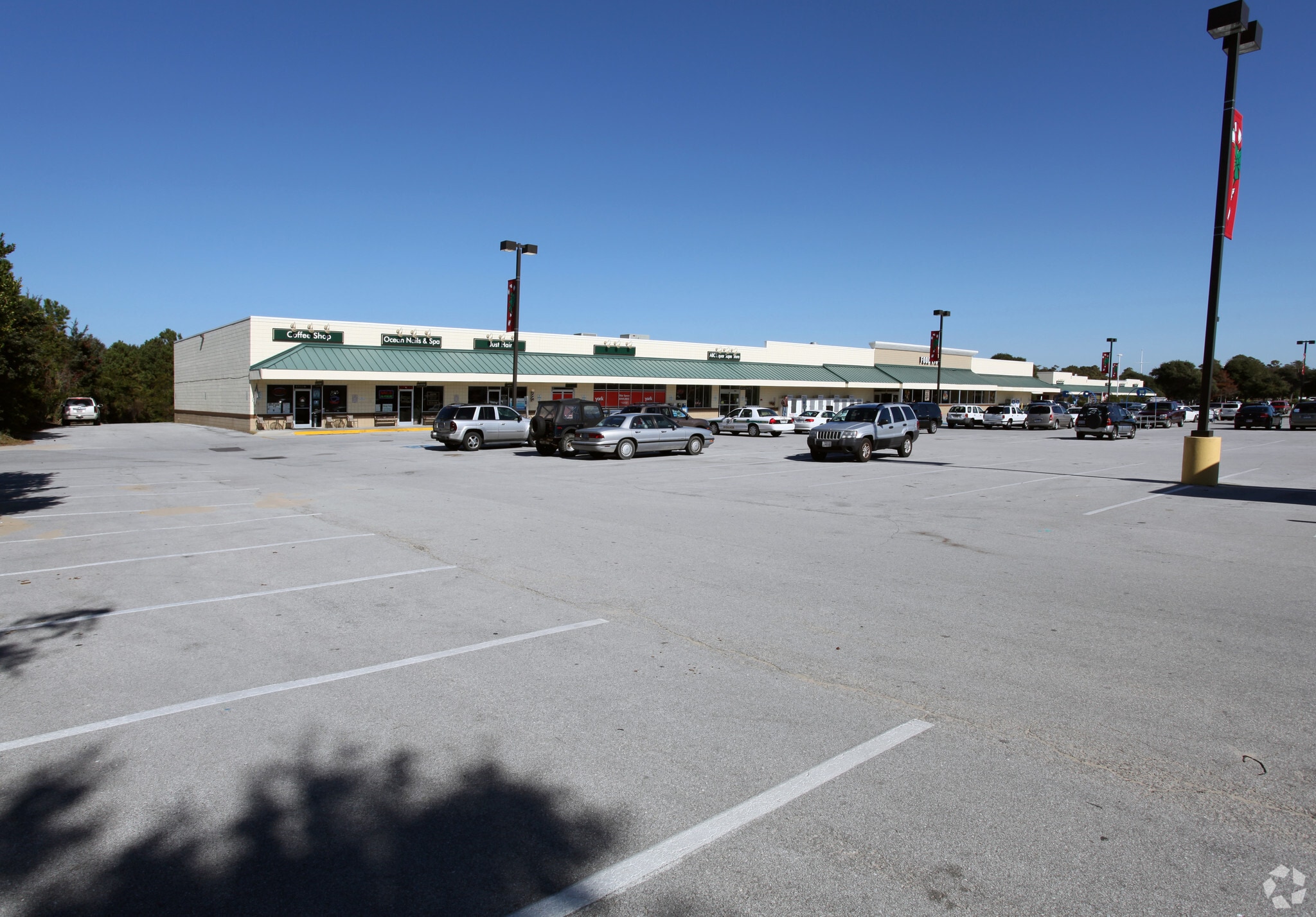 8700 Emerald Dr, Emerald Isle, NC for lease Primary Photo- Image 1 of 9