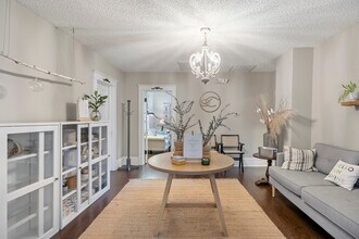 121 N Washington St, Naperville, IL à louer Photo intérieure- Image 2 de 33