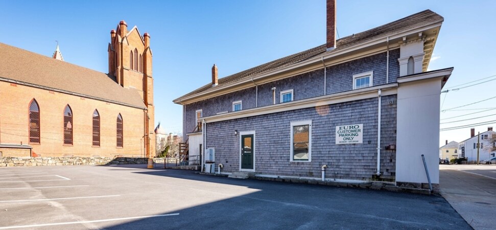 24 Center St, Fairhaven, MA à vendre - Photo du bâtiment - Image 3 de 14