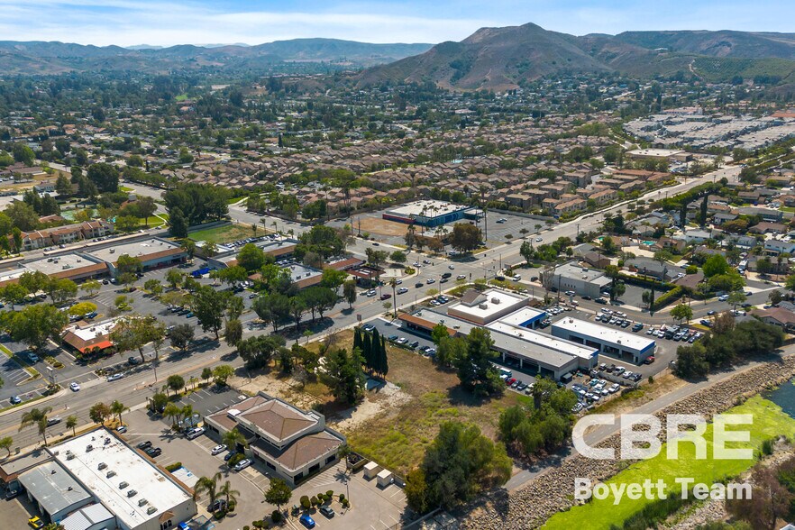 525 E Los Angeles Ave, Simi Valley, CA à vendre - Photo du bâtiment - Image 2 de 20