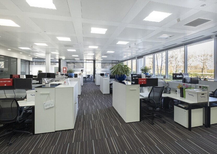 1 Longwalk Rd, Uxbridge à louer - Photo intérieure - Image 2 de 8