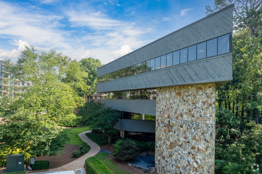 2400 Lake Park Dr SE, Smyrna, GA à louer - Photo du bâtiment - Image 3 de 5