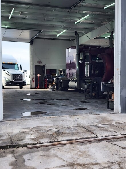 4240 Lisa Dr, Tipp City, OH for lease - Interior Photo - Image 3 of 17