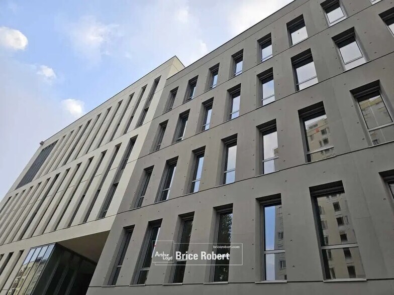 Bureau dans Villeurbanne à louer - Photo du bâtiment - Image 2 de 17