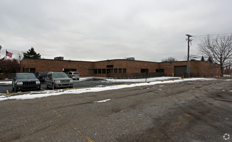 2111 Walter P Reuther Dr, Warren, MI à louer - Photo du bâtiment - Image 3 de 8