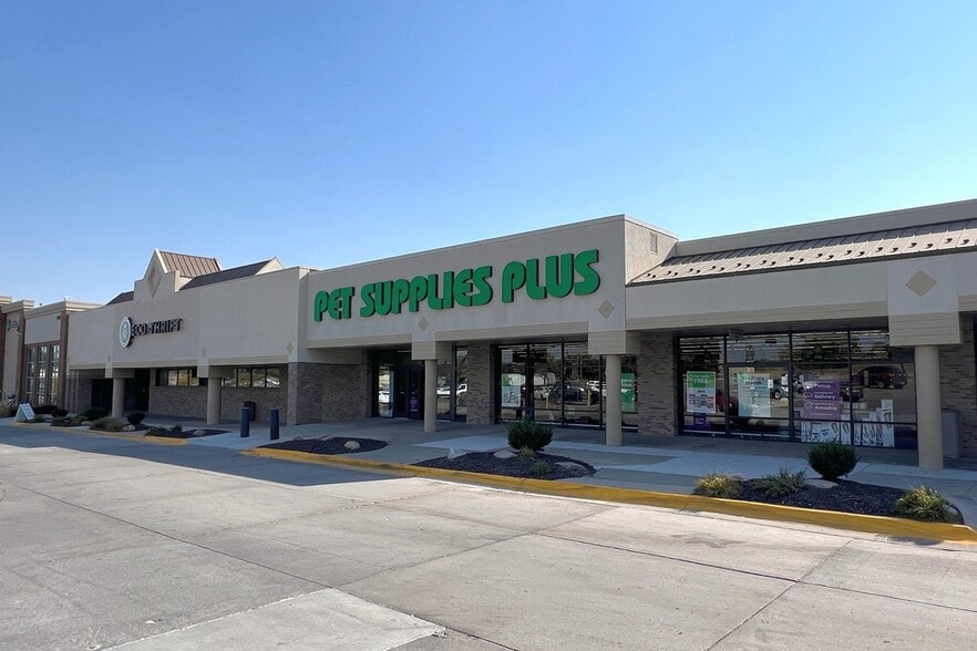 9717 Q St, Omaha, NE à louer - Photo du bâtiment - Image 3 de 8