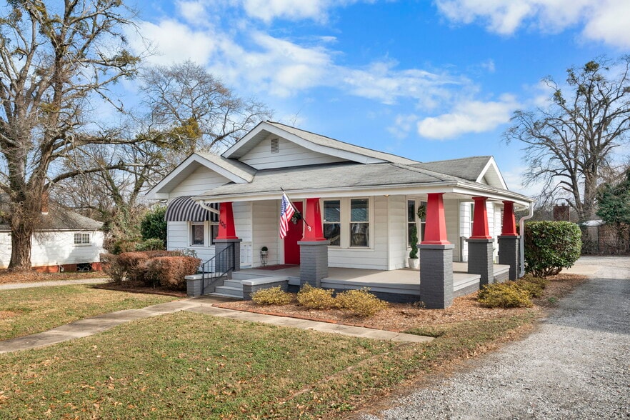 106 Memorial Dr, Greer, SC for sale - Primary Photo - Image 1 of 12