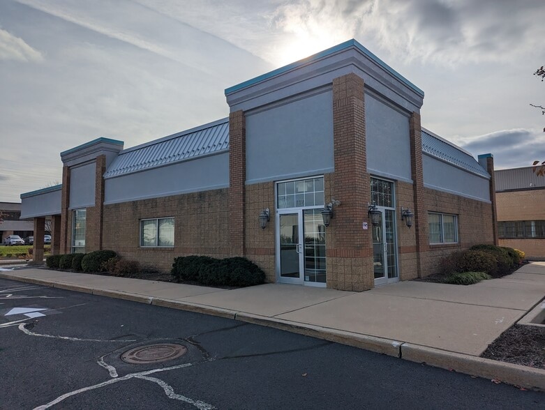 136 Talmadge Rd, Edison, NJ for lease - Building Photo - Image 2 of 12