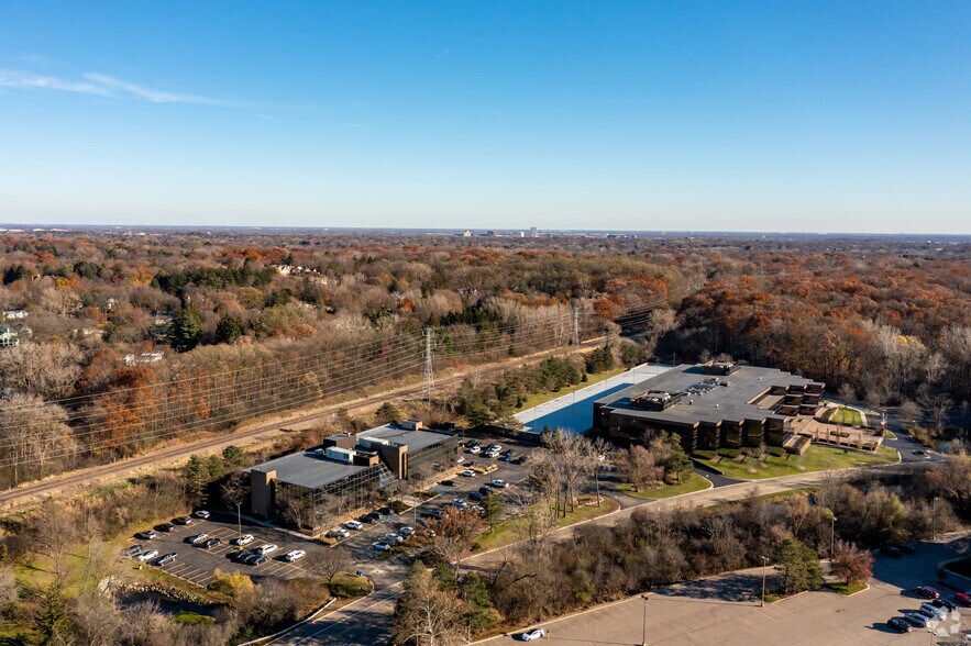 300 E Long Lake Rd, Bloomfield Hills, MI à louer - Aérien - Image 3 de 19
