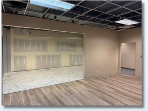 500 W Algonquin Rd, Mount Prospect, IL for lease Interior Photo- Image 1 of 5