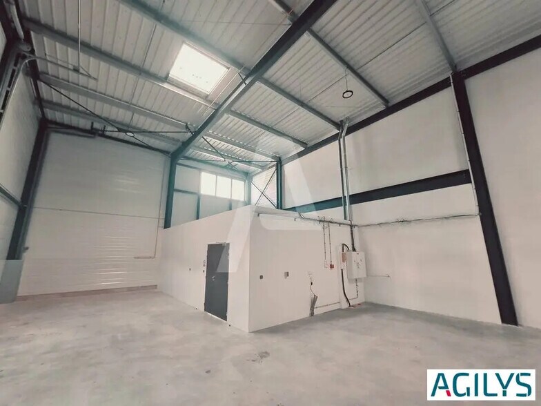 Flex in Savigny-le-Temple for lease - Interior Photo - Image 2 of 9