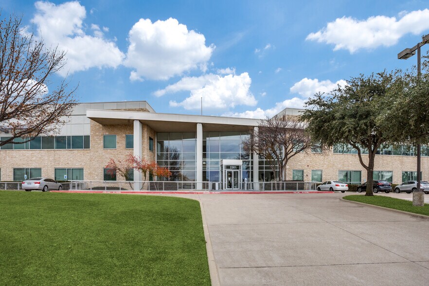 2201 E Lamar Blvd, Arlington, TX à louer - Photo du bâtiment - Image 2 de 15