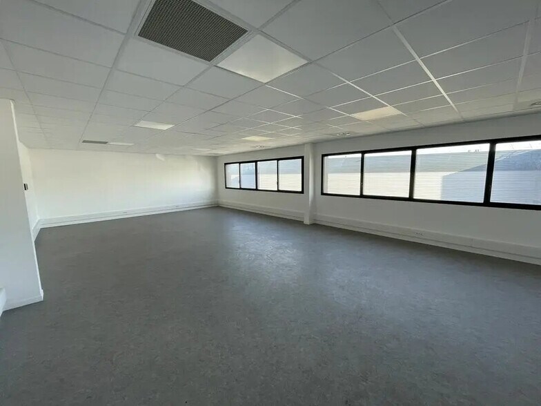 Flex in Aulnay-sous-Bois for lease - Interior Photo - Image 3 of 6