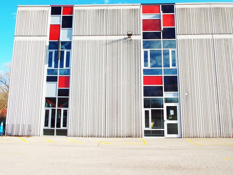 250 Water St, Whitby, ON à louer - Photo du bâtiment - Image 2 de 5