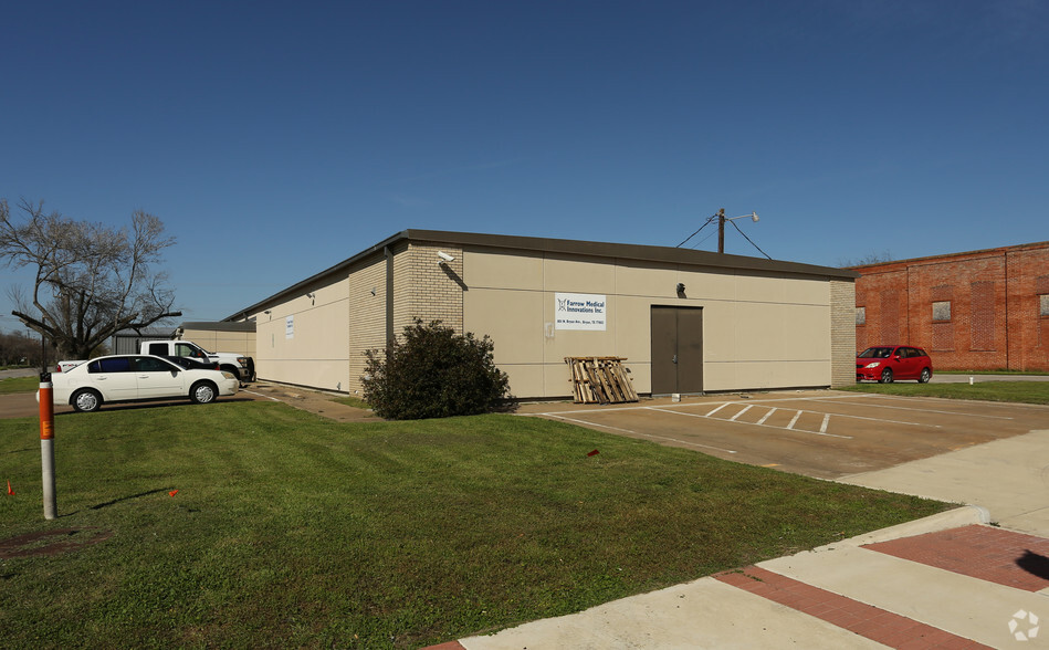 801 N Bryan Ave, Bryan, TX for lease - Building Photo - Image 2 of 11