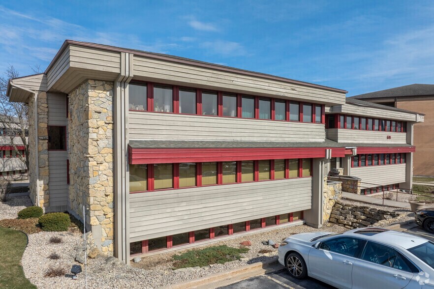 579 D'Onofrio Dr, Madison, WI à vendre - Photo du bâtiment - Image 2 de 8