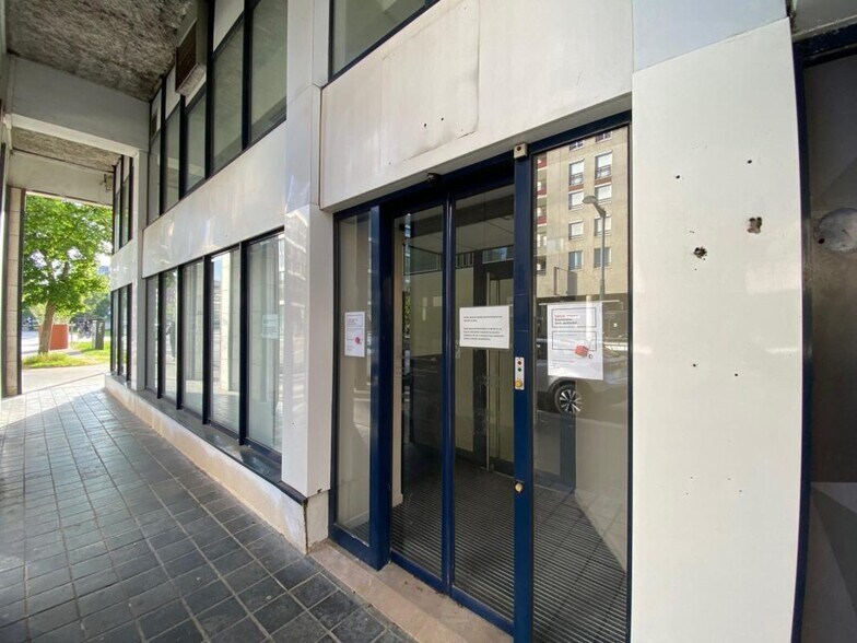 21 Avenue Du Centre, Montigny-le-Bretonneux à louer - Photo du bâtiment - Image 3 de 13