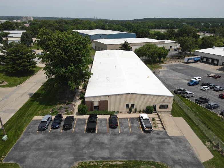 1832 Industrial Cir, West Des Moines, IA for lease - Building Photo - Image 3 of 9