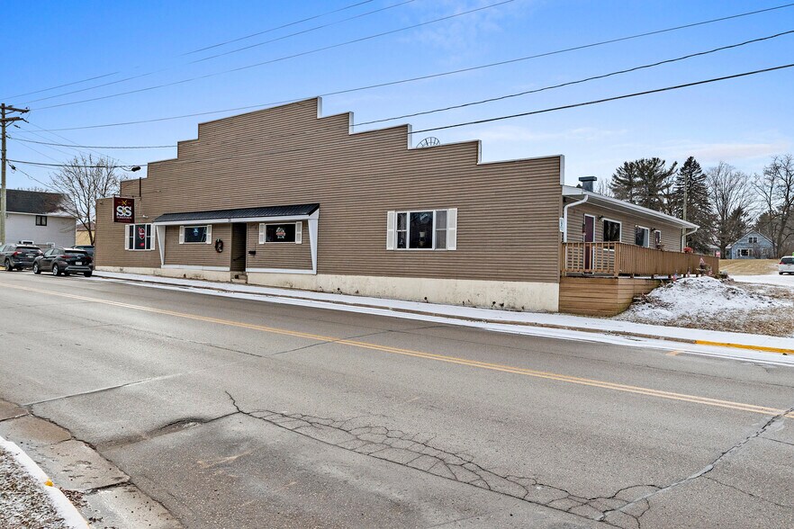 211 N Maple Ave, Oconto Falls, WI à vendre - Photo du bâtiment - Image 2 de 36