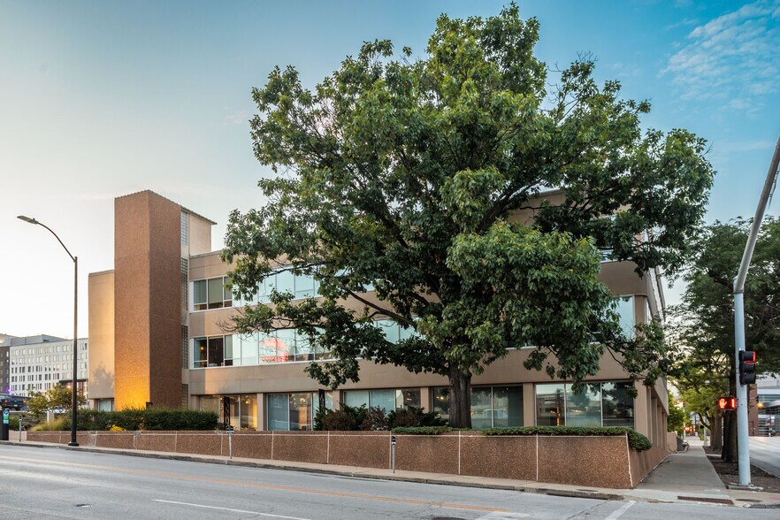303 Watson Powell Jr Way, Des Moines, IA à louer - Photo du bâtiment - Image 2 de 3