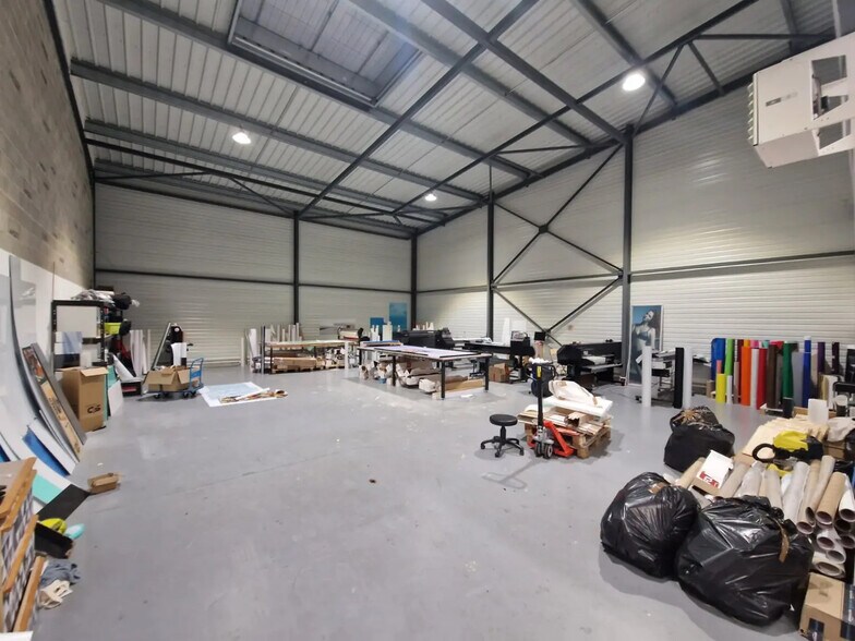 Flex in Cormeilles-en-Parisis for lease - Interior Photo - Image 2 of 5