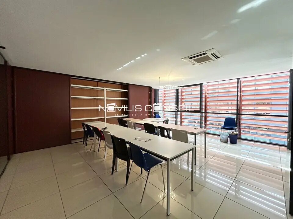 Office in Saint-Jean for lease Interior Photo- Image 1 of 7