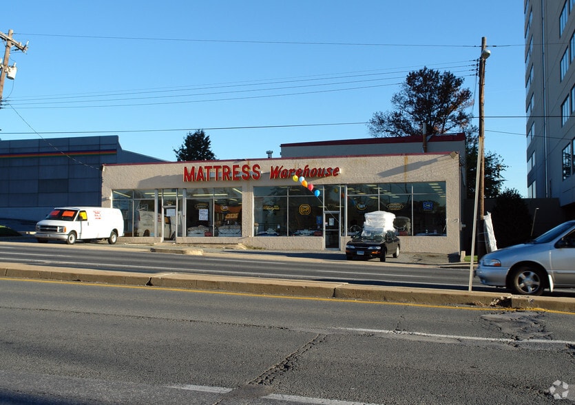 2704 University Blvd W, Wheaton, MD for lease - Primary Photo - Image 1 of 2