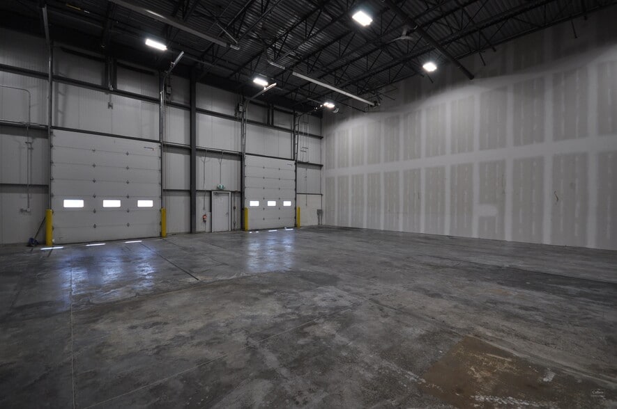 8489 40 St SE, Calgary, AB for lease - Interior Photo - Image 3 of 4