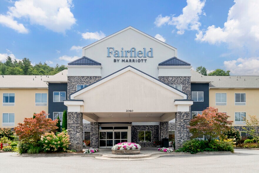 REDUCED: Three (3) Ltd-Service NC Hotels portefeuille de 3 propriétés à vendre sur LoopNet.ca - Photo du bâtiment - Image 1 de 43