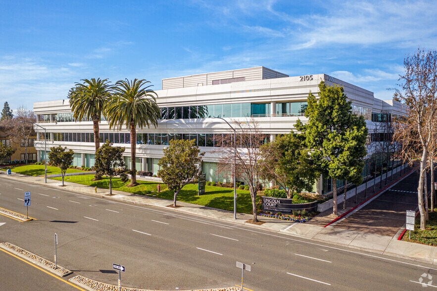 2105 S Bascom Ave, Campbell, CA à louer - Photo du bâtiment - Image 2 de 11