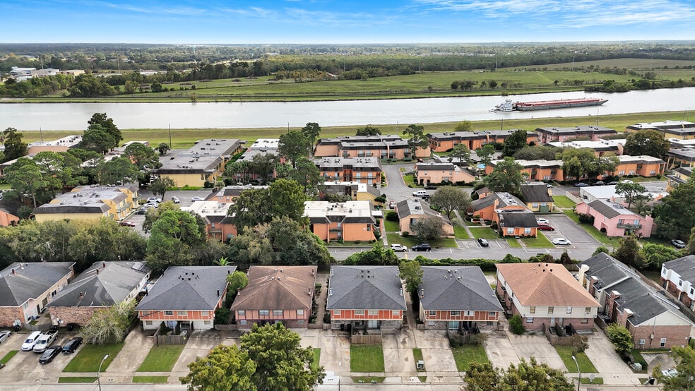 Tullis Drive Multifamily Complex portefeuille de 1 propriétés à vendre sur LoopNet.ca - Photo du bâtiment - Image 2 de 9