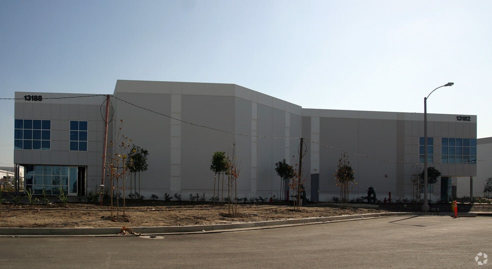 13188 Flores St, Santa Fe Springs, CA for lease - Building Photo - Image 2 of 13