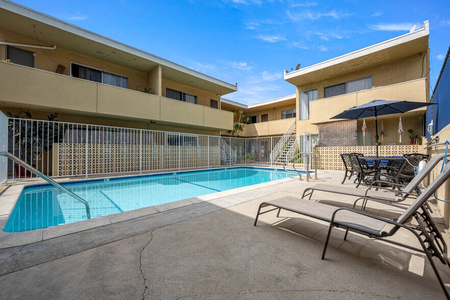 2050 Rodney Dr, Los Angeles, CA à vendre - Photo du bâtiment - Image 2 de 11