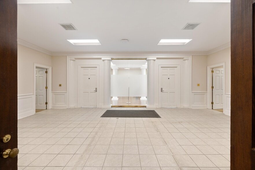 16 Broad St, Charleston, SC for lease - Interior Photo - Image 3 of 14