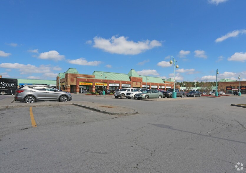 370 Kent St W, Kawartha Lakes, ON for sale - Primary Photo - Image 1 of 1