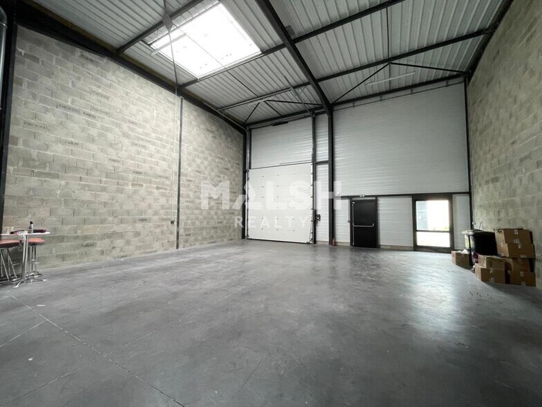 459 Rue De L'Industrie, Saint-André-de-Corcy for lease - Interior Photo - Image 2 of 12