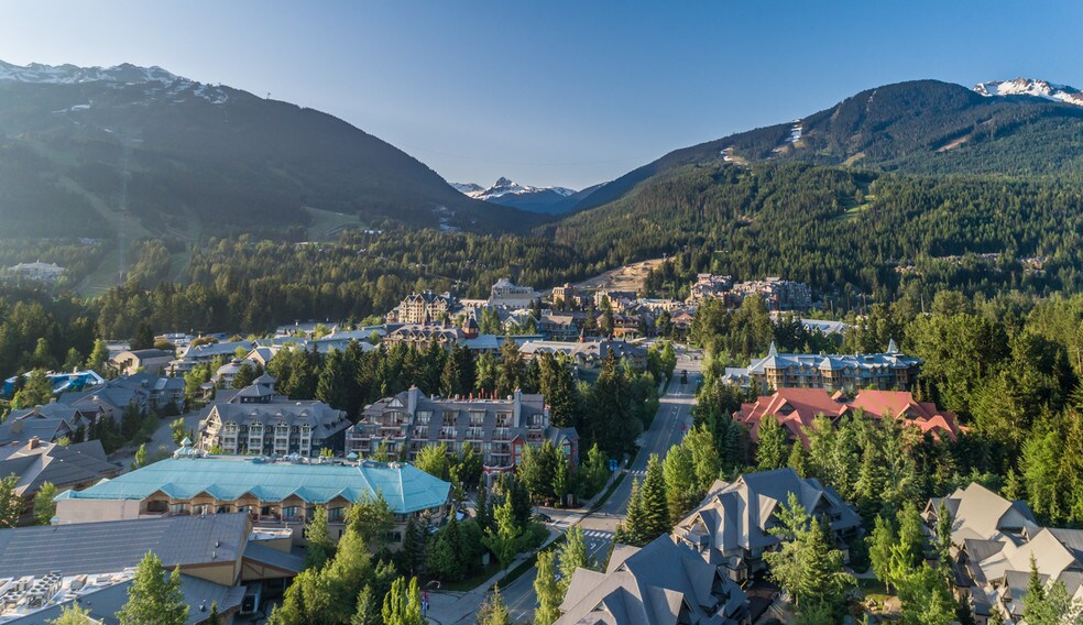 4368 Main St, Whistler, BC à vendre - Photo du bâtiment - Image 2 de 9