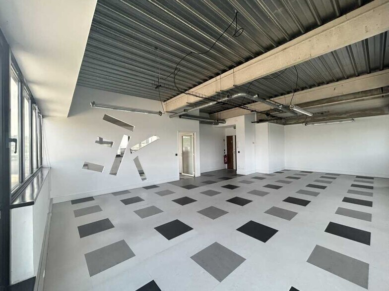 Office in Pantin for lease - Building Photo - Image 2 of 6