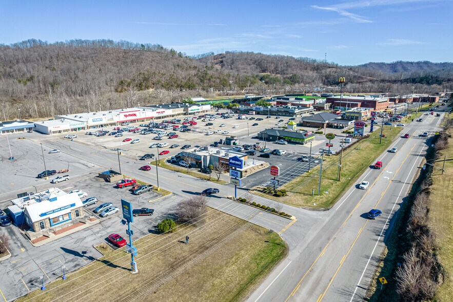 309-419 KY-321, Paintsville, KY à louer - Photo du bâtiment - Image 3 de 18