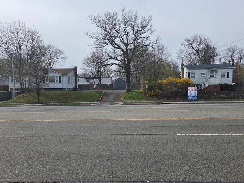 306 Route 25A, Mount Sinai, NY à vendre - Photo du bâtiment - Image 3 de 12