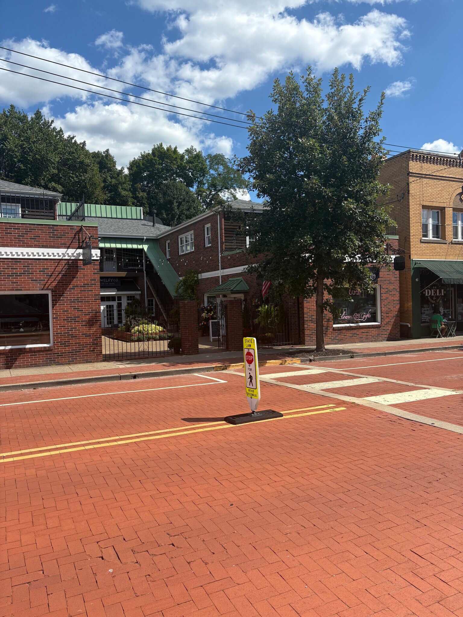 516-522 Allegheny River Blvd, Oakmont, PA for lease Interior Photo- Image 1 of 8