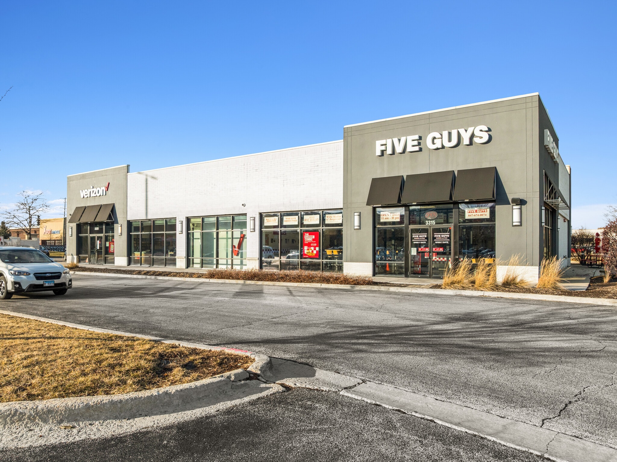 Lincolnwood Town Center Outlots portefeuille de 2 propriétés à vendre sur LoopNet.ca Photo principale- Image 1 de 16