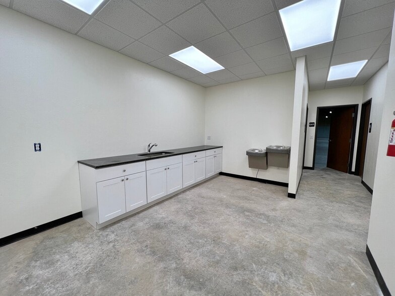 133 NE 52nd St, Oklahoma City, OK for lease - Interior Photo - Image 3 of 3