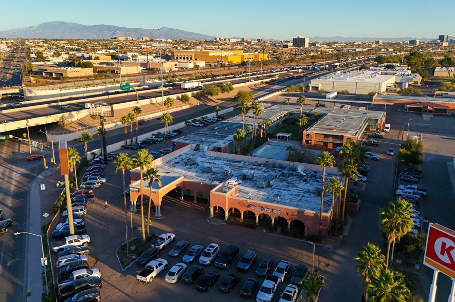 1365 W Grant Rd, Tucson, AZ à vendre - Photo du bâtiment - Image 2 de 43