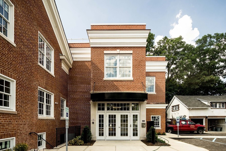 211 Broad St, Red Bank, NJ à louer - Photo du bâtiment - Image 2 de 8