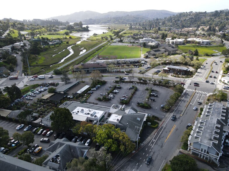 639 E Blithedale Ave, Mill Valley, CA à louer - Photo du bâtiment - Image 2 de 11