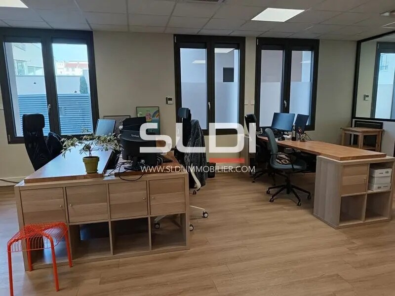 Retail in Villeurbanne for lease Interior Photo- Image 1 of 6
