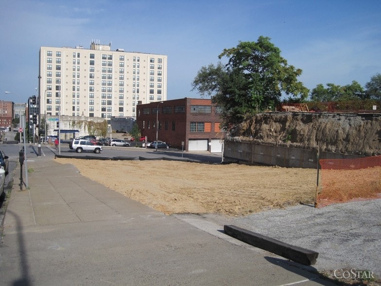 8th & Grand City Block portfolio of 5 properties for sale on LoopNet.ca - Primary Photo - Image 3 of 3