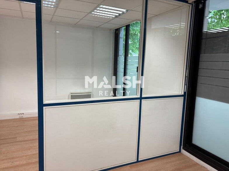 Office in Lyon for lease - Building Photo - Image 2 of 6